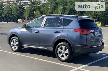 Позашляховик / Кросовер Toyota RAV4 2014 в 