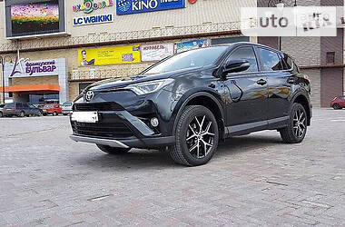 Внедорожник / Кроссовер Toyota RAV4 2016 в 