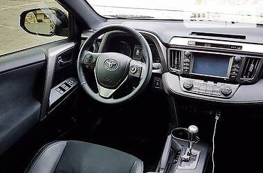 Внедорожник / Кроссовер Toyota RAV4 2016 в 