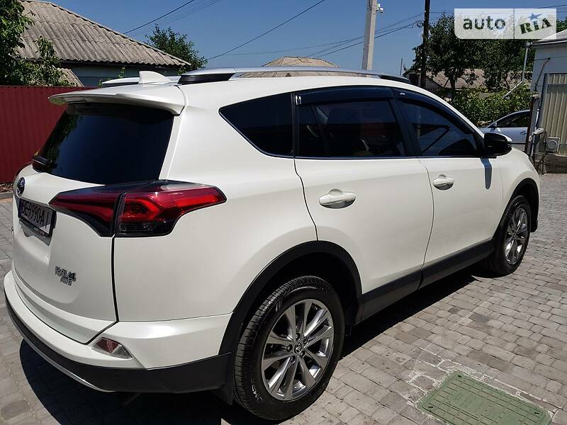 Позашляховик / Кросовер Toyota RAV4 2015 в Первомайську