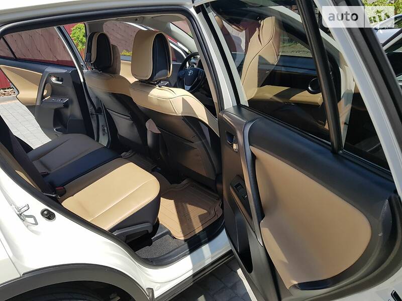 Позашляховик / Кросовер Toyota RAV4 2015 в Первомайську