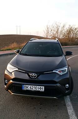 Позашляховик / Кросовер Toyota RAV4 2016 в Рівному