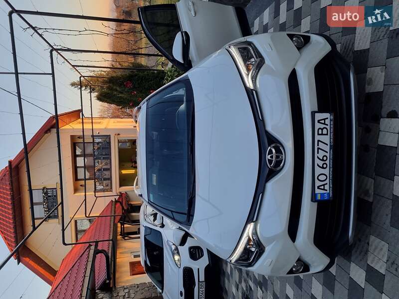 Внедорожник / Кроссовер Toyota RAV4 2017 в Ужгороде