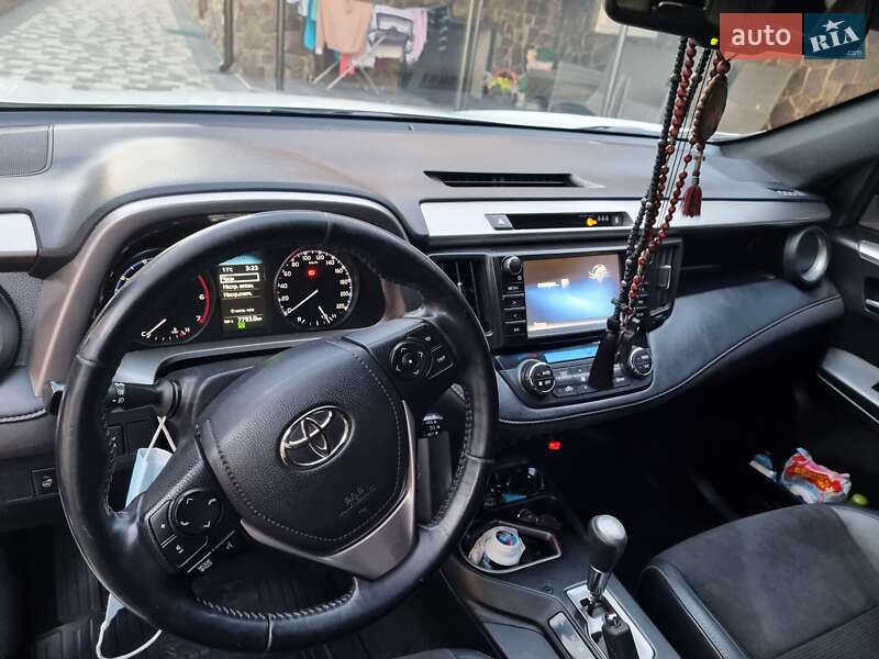 Внедорожник / Кроссовер Toyota RAV4 2017 в Ужгороде