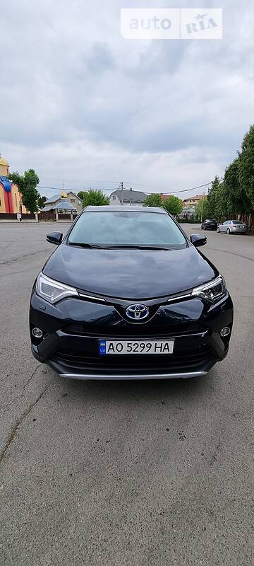 Внедорожник / Кроссовер Toyota RAV4 2017 в Ужгороде