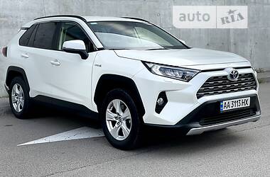 Позашляховик / Кросовер Toyota RAV4 2018 в 