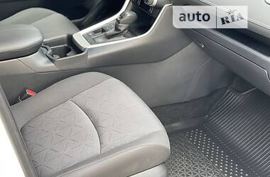 Позашляховик / Кросовер Toyota RAV4 2018 в 