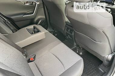 Позашляховик / Кросовер Toyota RAV4 2018 в 