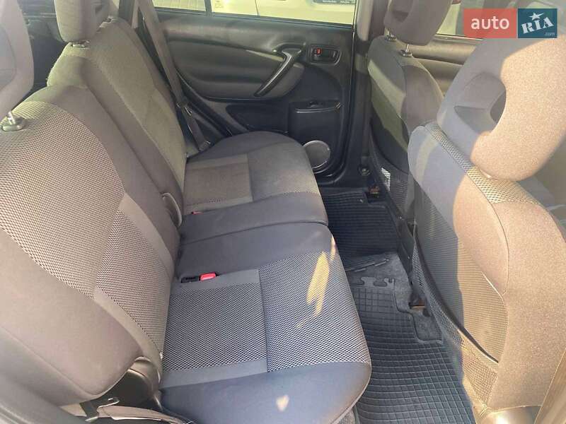 Позашляховик / Кросовер Toyota RAV4 2004 в Одесі