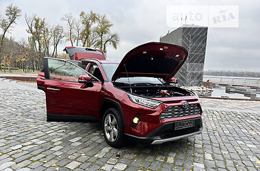 Внедорожник / Кроссовер Toyota RAV4 2019 в Киеве