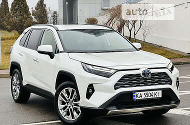 Позашляховик / Кросовер Toyota RAV4 2022 в 