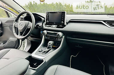 Позашляховик / Кросовер Toyota RAV4 2022 в 