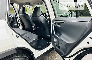 Позашляховик / Кросовер Toyota RAV4 2022 в 