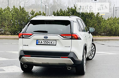 Позашляховик / Кросовер Toyota RAV4 2022 в 