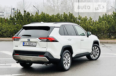 Позашляховик / Кросовер Toyota RAV4 2022 в 