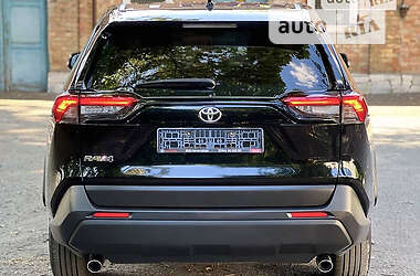 Внедорожник / Кроссовер Toyota RAV4 2019 в 
