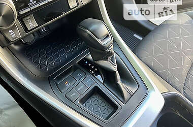 Внедорожник / Кроссовер Toyota RAV4 2019 в 