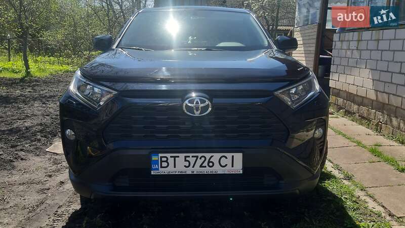 Внедорожник / Кроссовер Toyota RAV4 2020 в Ровно
