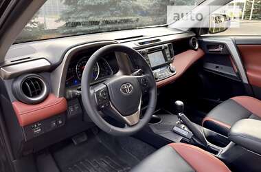 Внедорожник / Кроссовер Toyota RAV4 2015 в 