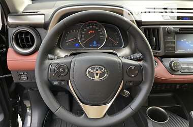 Внедорожник / Кроссовер Toyota RAV4 2015 в 
