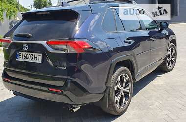 Позашляховик / Кросовер Toyota RAV4 2021 в 