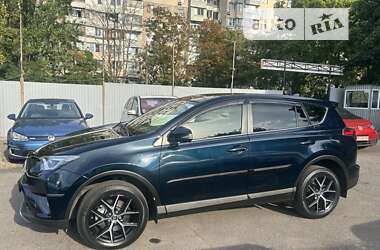 Позашляховик / Кросовер Toyota RAV4 2017 в 