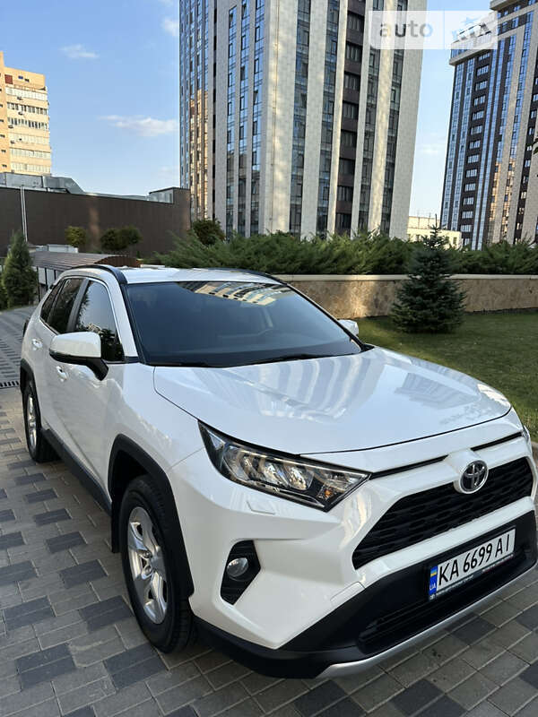 Внедорожник / Кроссовер Toyota RAV4 2019 в Киеве