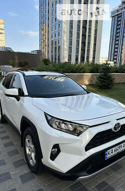 Внедорожник / Кроссовер Toyota RAV4 2019 в Киеве