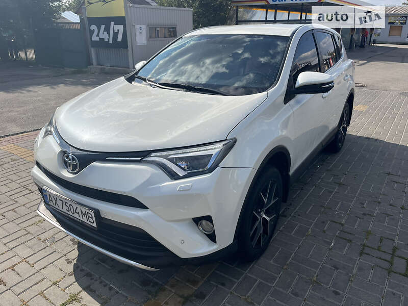 Позашляховик / Кросовер Toyota RAV4 2016 в Харкові