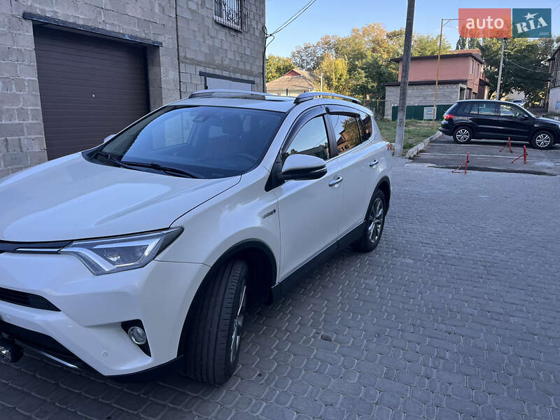Внедорожник / Кроссовер Toyota RAV4 2017 в Первомайске