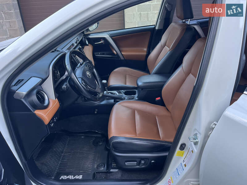 Внедорожник / Кроссовер Toyota RAV4 2017 в Первомайске