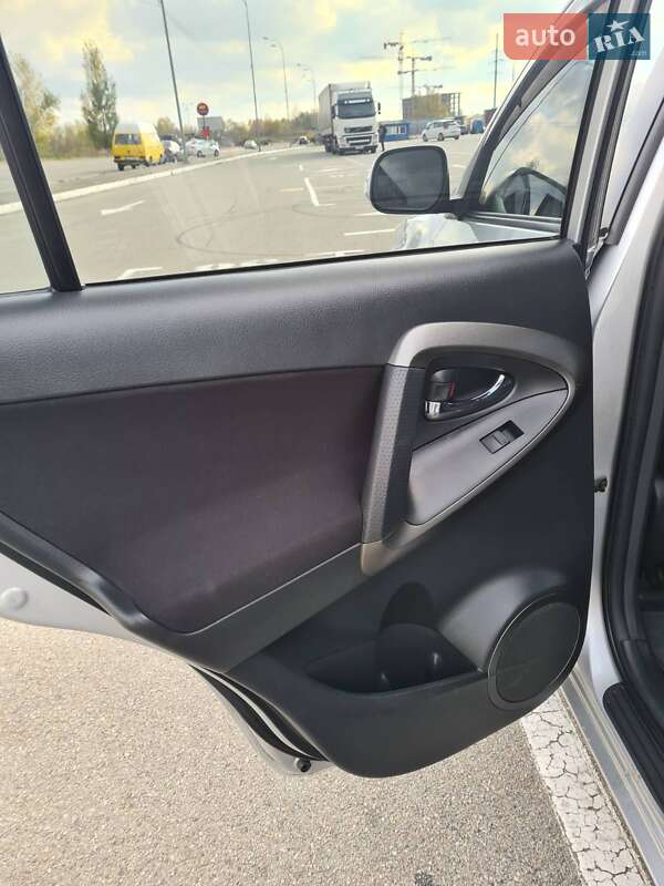 Внедорожник / Кроссовер Toyota RAV4 2012 в Киеве