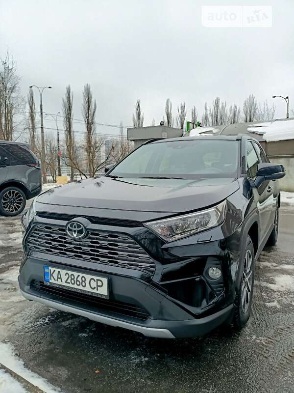 Внедорожник / Кроссовер Toyota RAV4 2020 в Киеве