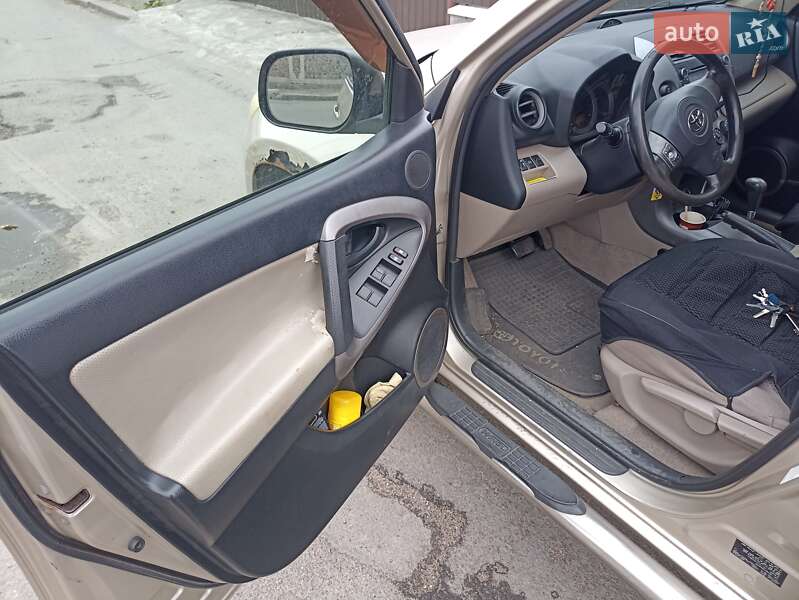 Позашляховик / Кросовер Toyota RAV4 2007 в Рокитному