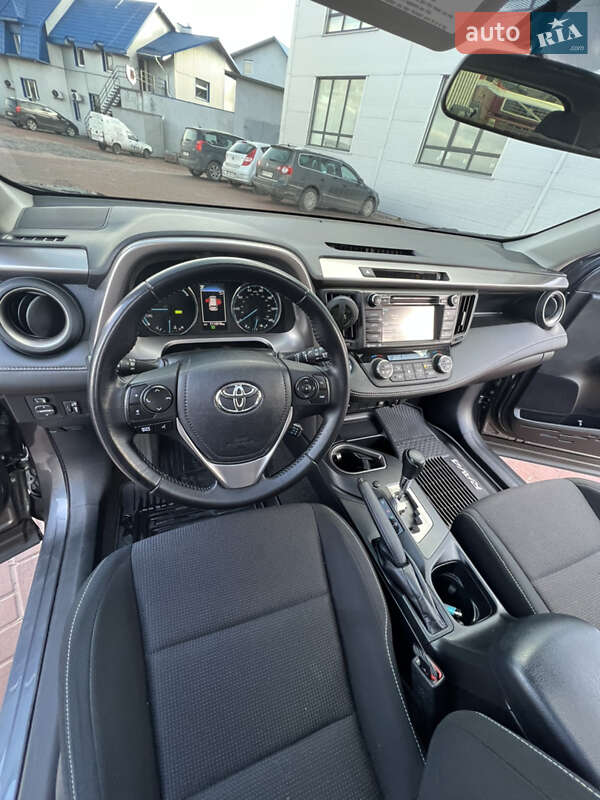 Внедорожник / Кроссовер Toyota RAV4 2016 в Ровно
