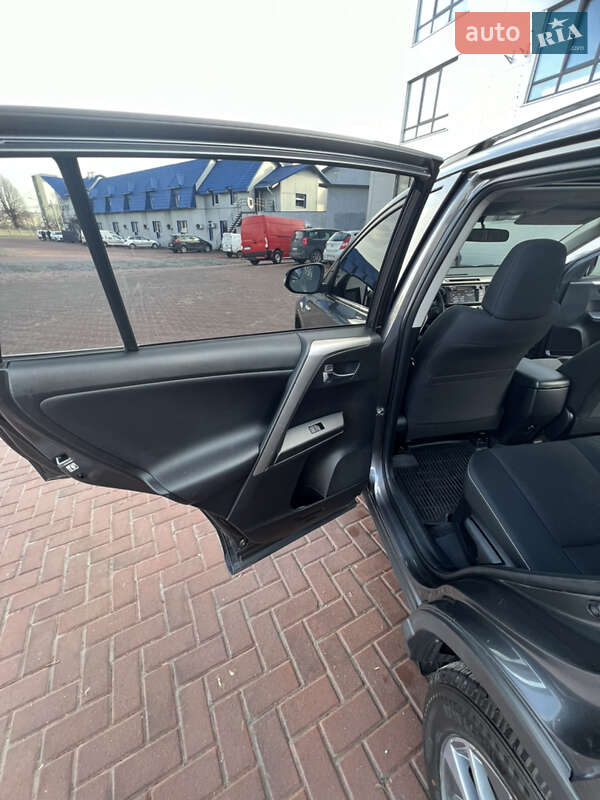 Внедорожник / Кроссовер Toyota RAV4 2016 в Ровно
