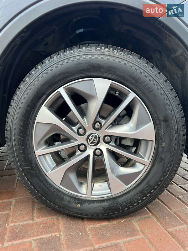 Внедорожник / Кроссовер Toyota RAV4 2016 в Ровно