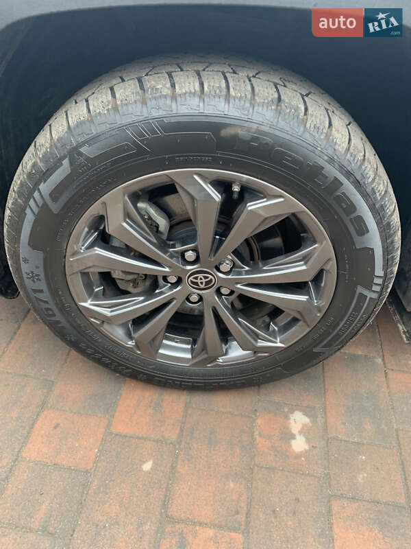Позашляховик / Кросовер Toyota RAV4 2021 в Кривому Розі