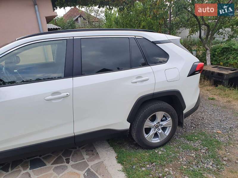 Позашляховик / Кросовер Toyota RAV4 2020 в Мукачевому