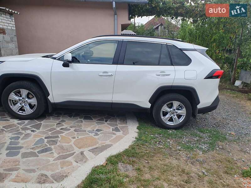 Позашляховик / Кросовер Toyota RAV4 2020 в Мукачевому