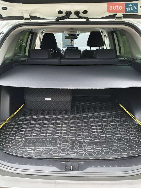 Позашляховик / Кросовер Toyota RAV4 2020 в Мукачевому
