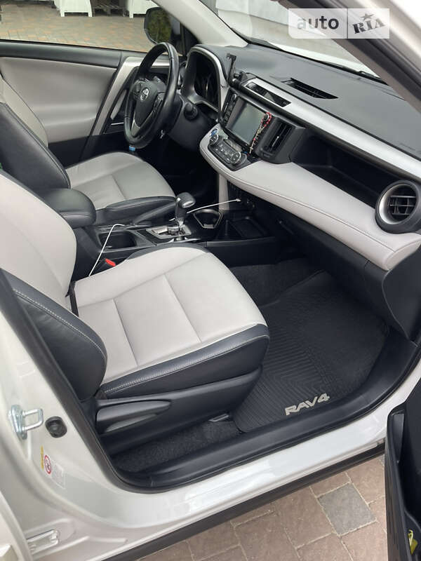 Внедорожник / Кроссовер Toyota RAV4 2017 в Львове