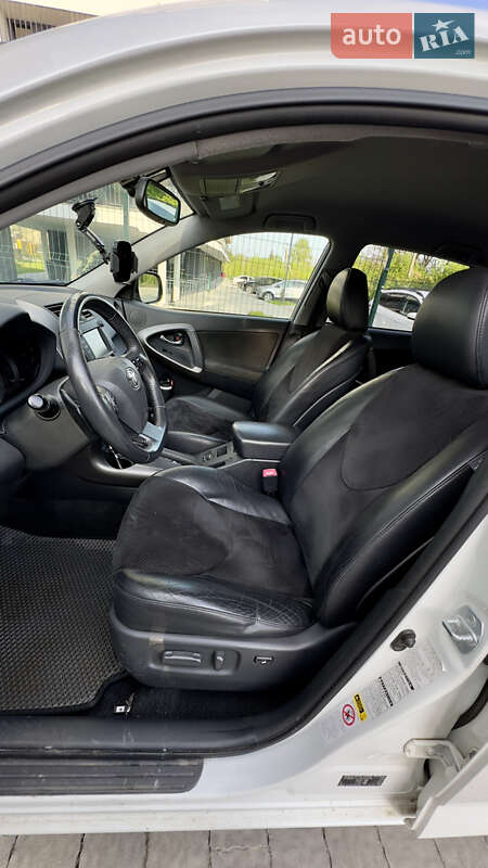 Позашляховик / Кросовер Toyota RAV4 2010 в Чернівцях