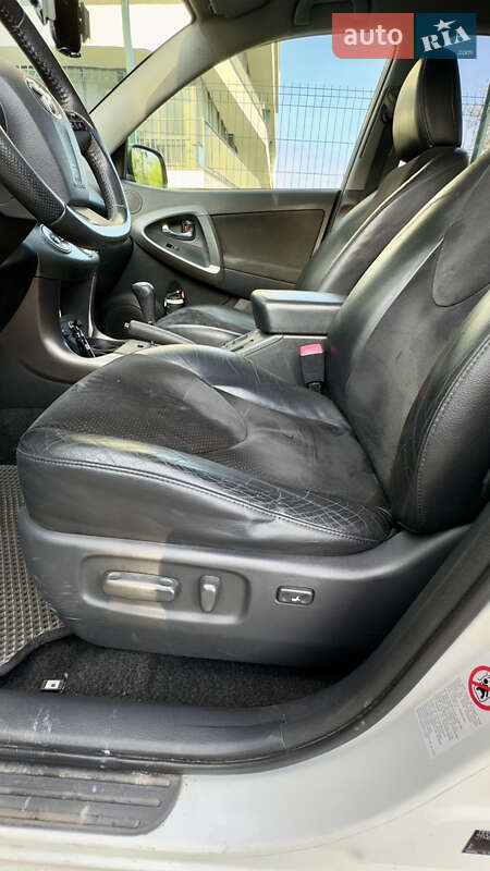 Позашляховик / Кросовер Toyota RAV4 2010 в Чернівцях