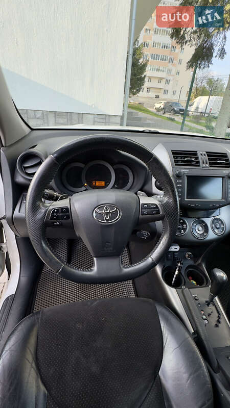Позашляховик / Кросовер Toyota RAV4 2010 в Чернівцях