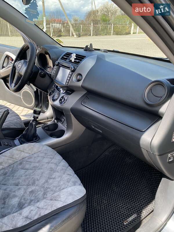 Внедорожник / Кроссовер Toyota RAV4 2006 в Сторожинце