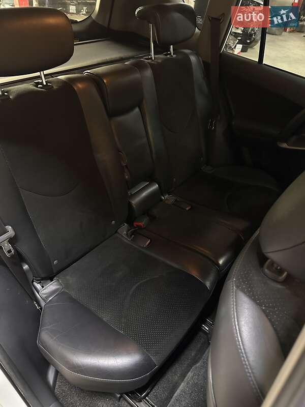 Позашляховик / Кросовер Toyota RAV4 2010 в Чернівцях