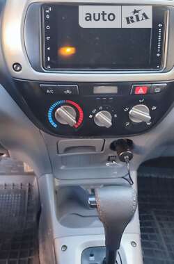 Позашляховик / Кросовер Toyota RAV4 2001 в 