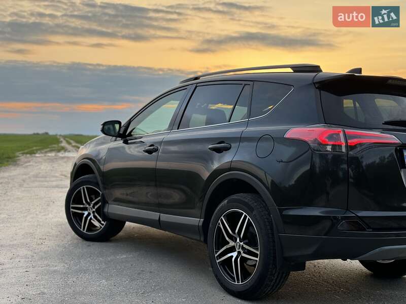 Внедорожник / Кроссовер Toyota RAV4 2017 в Чернигове