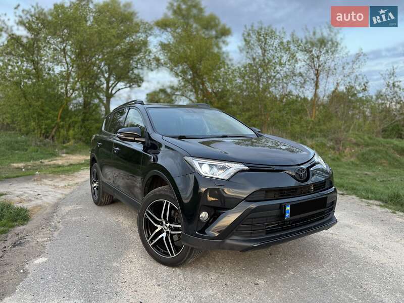 Внедорожник / Кроссовер Toyota RAV4 2017 в Чернигове